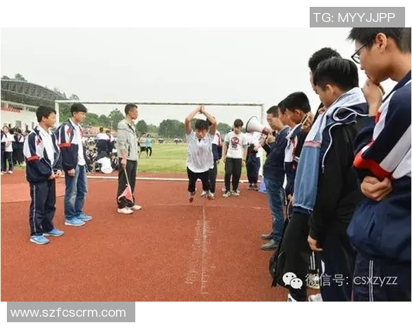 女子与足球明星亲密合影展现青春活力与梦想追逐的美好瞬间